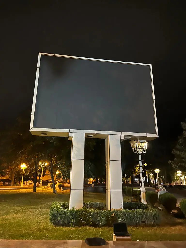 Ticarət Mərkəzi Reklam Ekranı